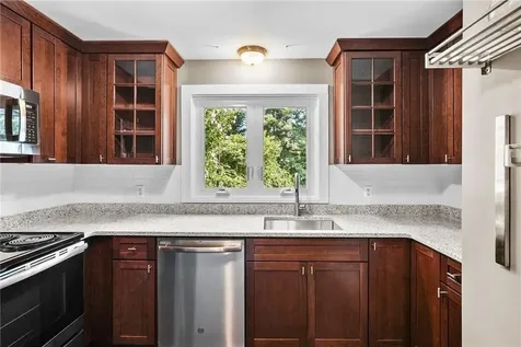 21 Sterling Drive Tiverton RI 02878