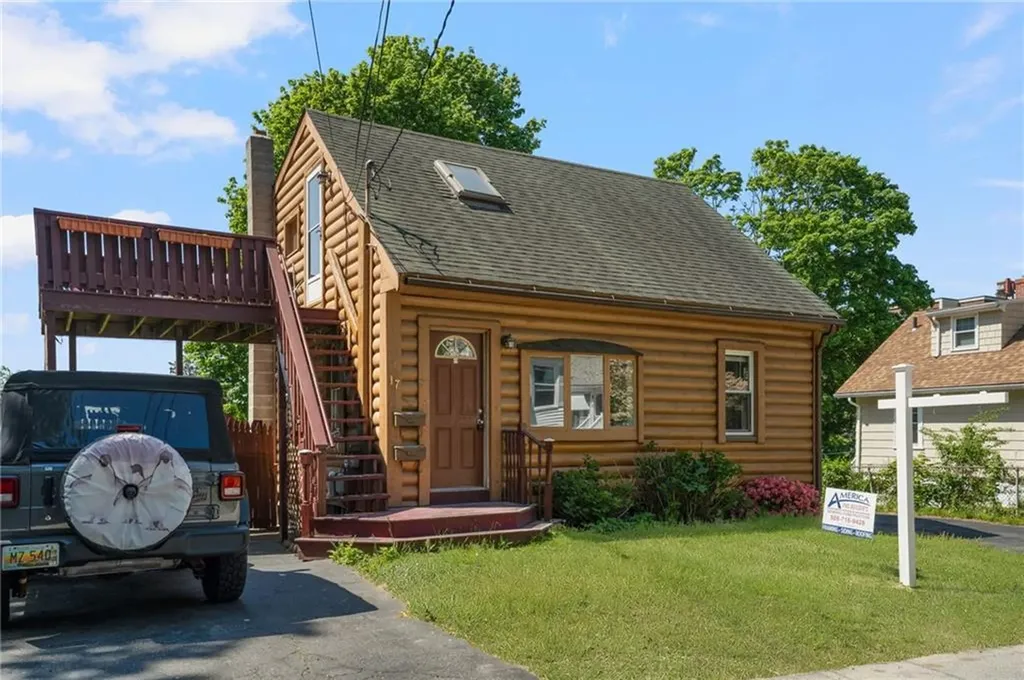17 Padelford Avenue East Providence RI 02915