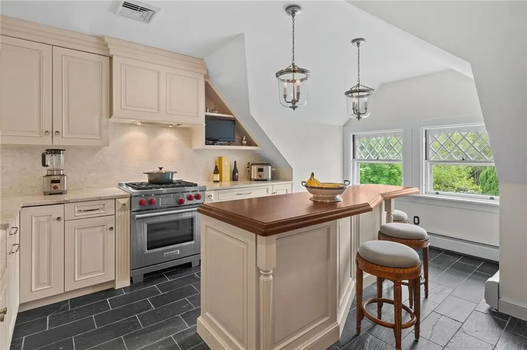 127 Harrison Avenue Newport RI 02840