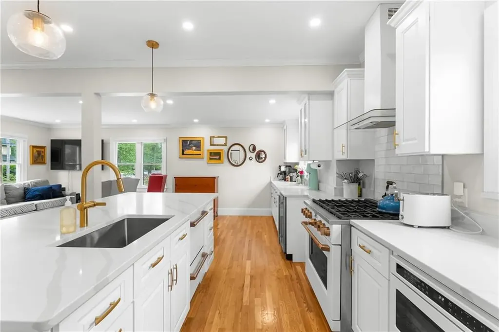 1144 Narragansett Boulevard Cranston RI 02905