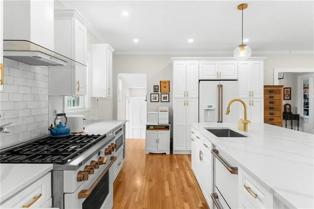 1144 Narragansett Boulevard Cranston RI 02905