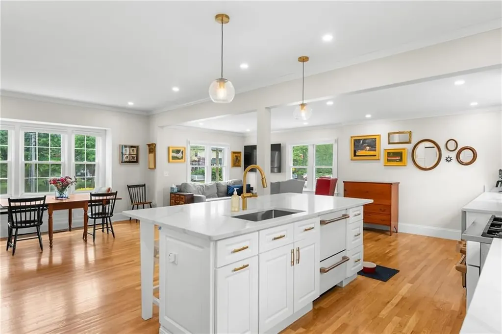 1144 Narragansett Boulevard Cranston RI 02905