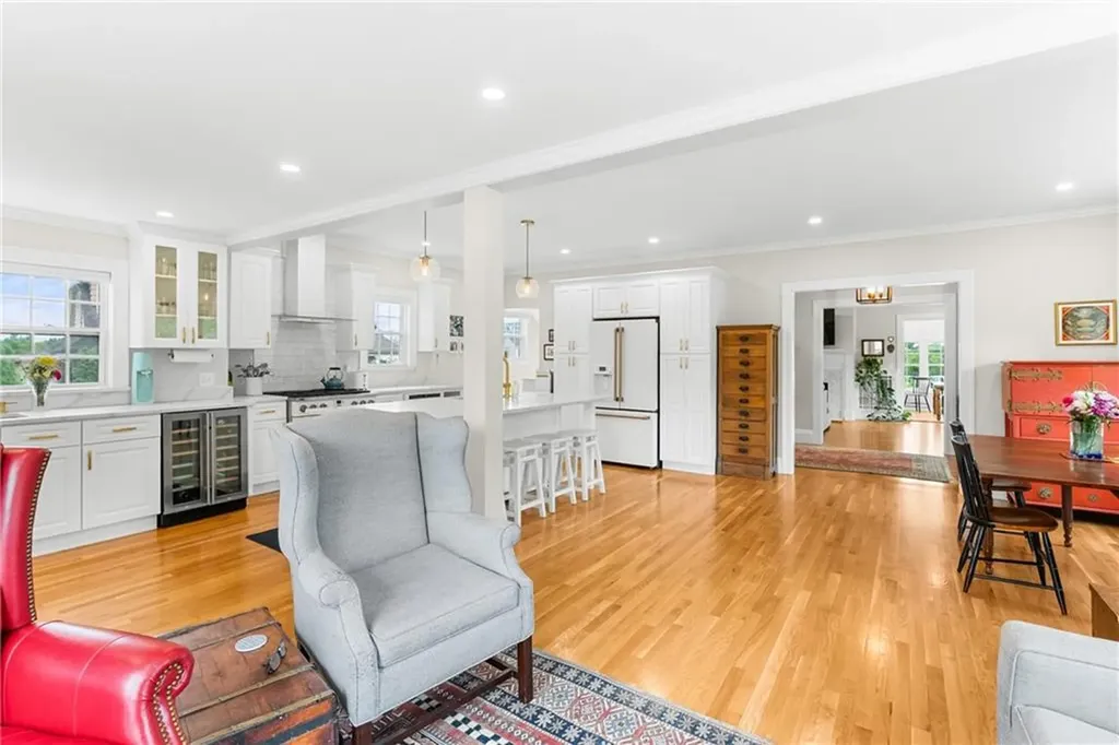 1144 Narragansett Boulevard Cranston RI 02905