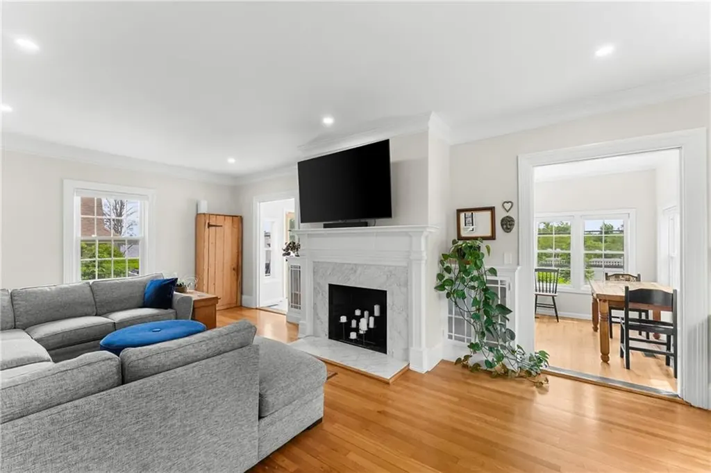 1144 Narragansett Boulevard Cranston RI 02905