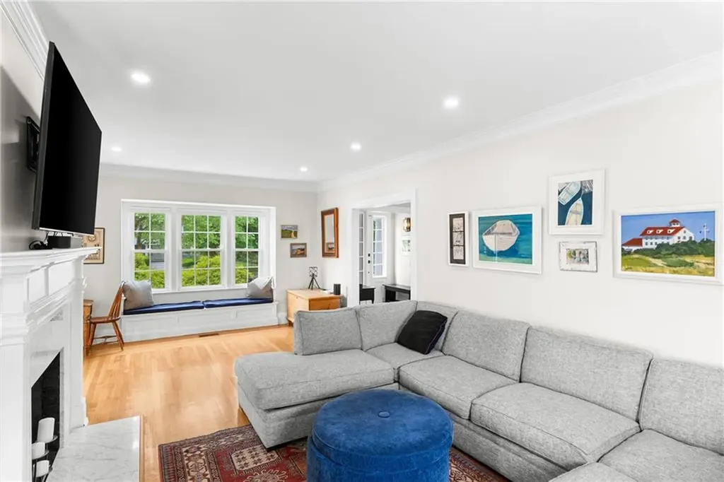 1144 Narragansett Boulevard Cranston RI 02905