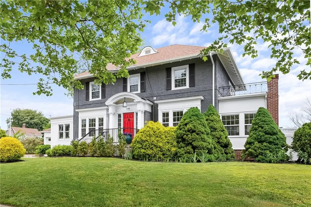 1144 Narragansett Boulevard Cranston RI 02905