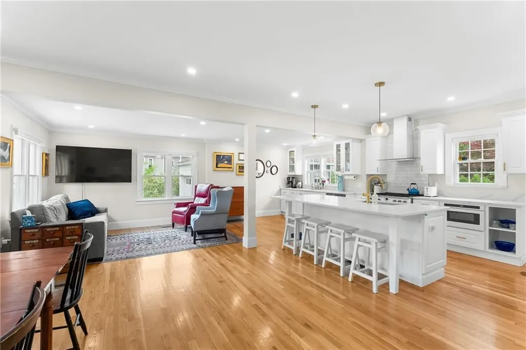 1144 Narragansett Boulevard Cranston RI 02905