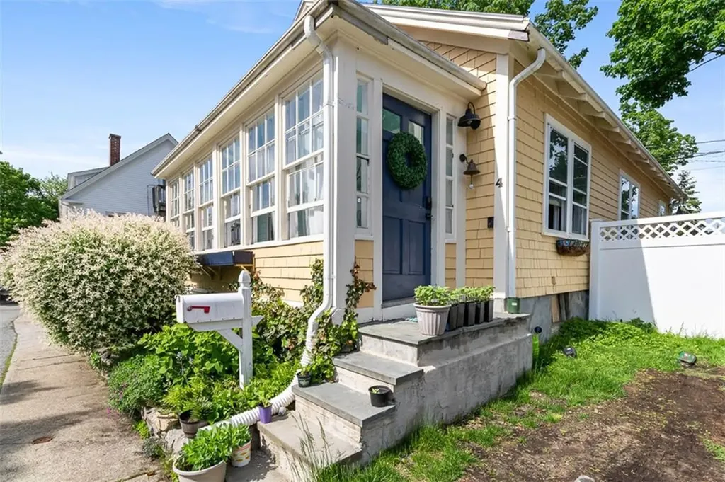 4 Findlay Place Newport RI 02840