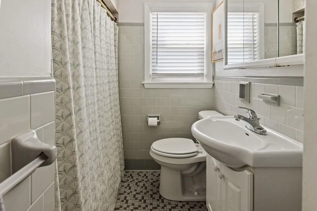 62 Gardiner Avenue East Providence RI 02914