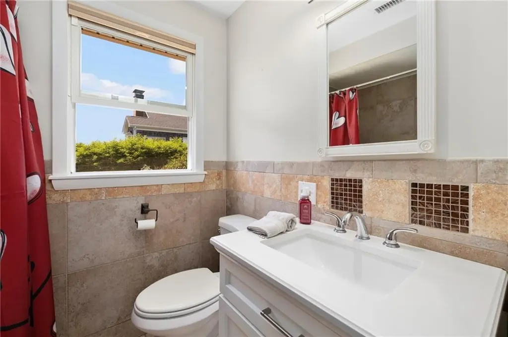 3 Larch Avenue Narragansett RI 02882