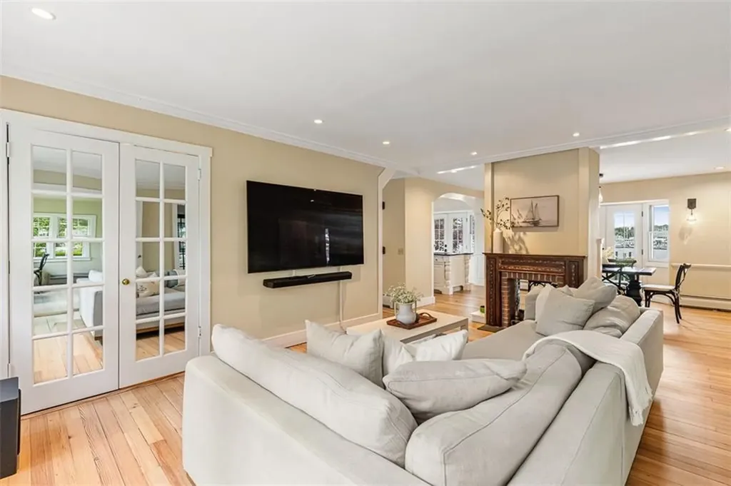 81 Mathewson Road Barrington RI 02806