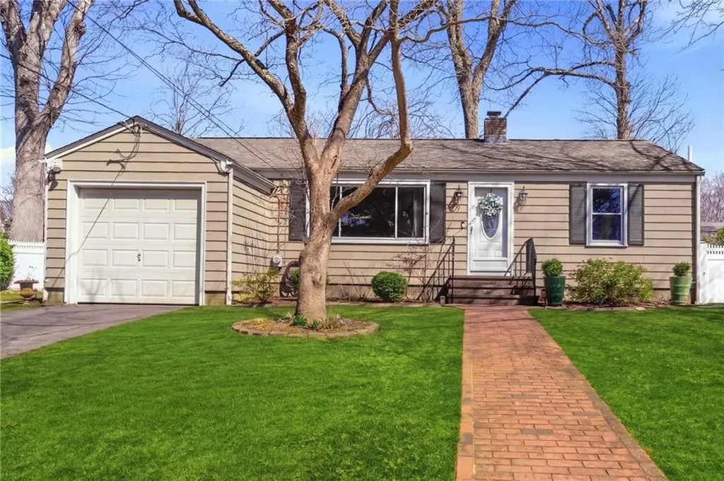 9 Tophill Circle Cranston RI 02920