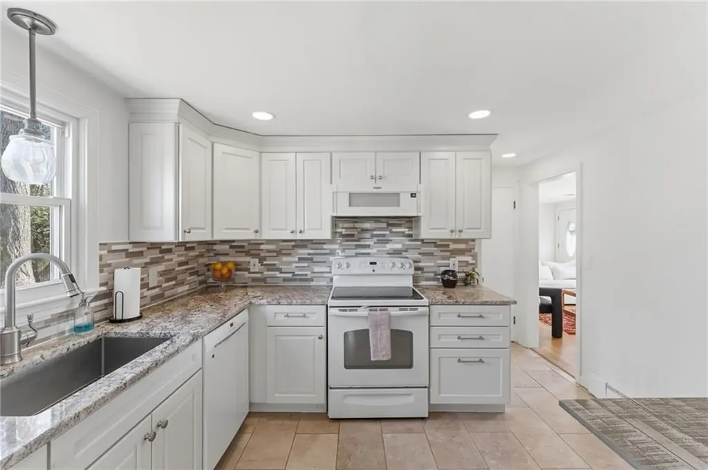 9 Tophill Circle Cranston RI 02920