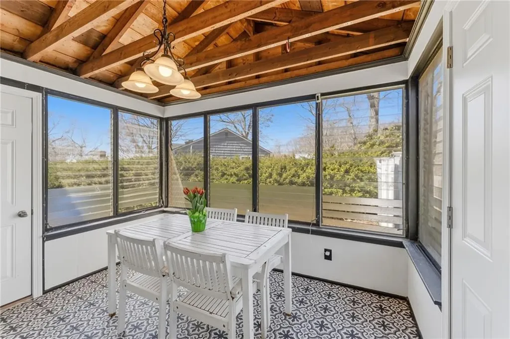9 Tophill Circle Cranston RI 02920
