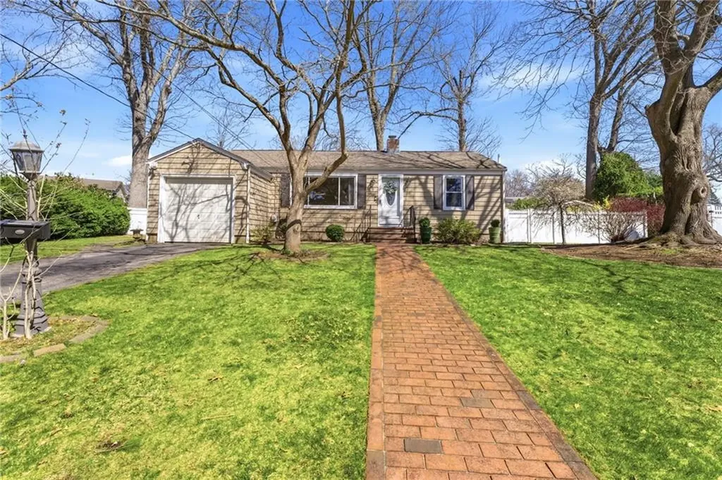 9 Tophill Circle Cranston RI 02920