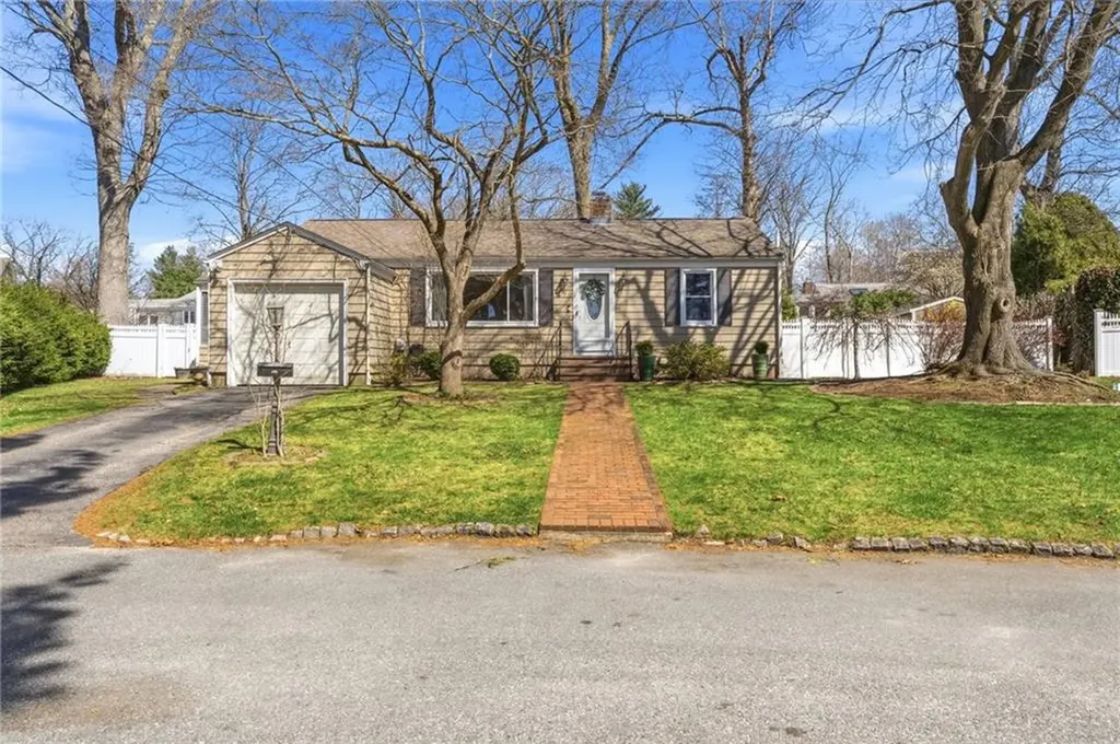 9 Tophill Circle Cranston RI 02920