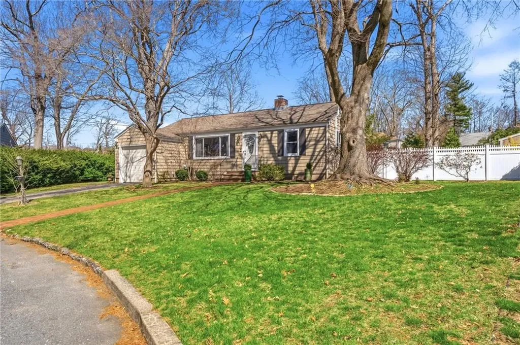 9 Tophill Circle Cranston RI 02920