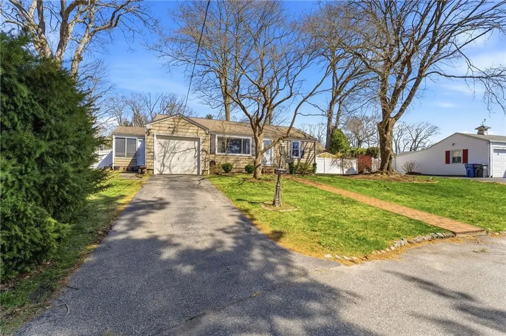 9 Tophill Circle Cranston RI 02920