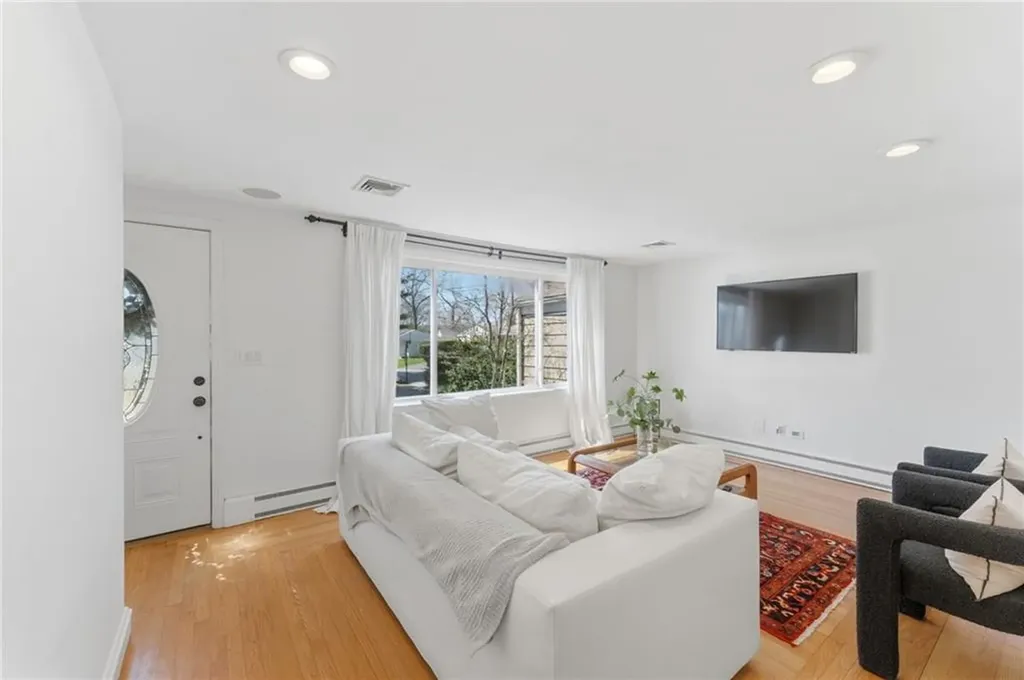 9 Tophill Circle Cranston RI 02920
