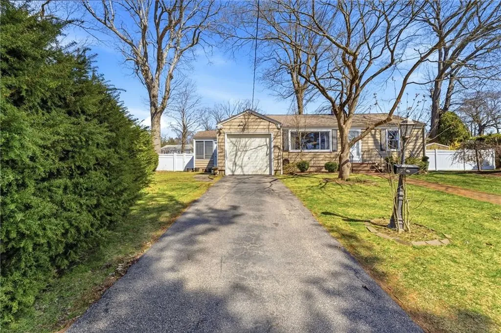 9 Tophill Circle Cranston RI 02920