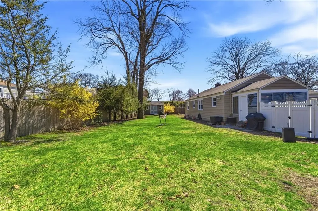 9 Tophill Circle Cranston RI 02920