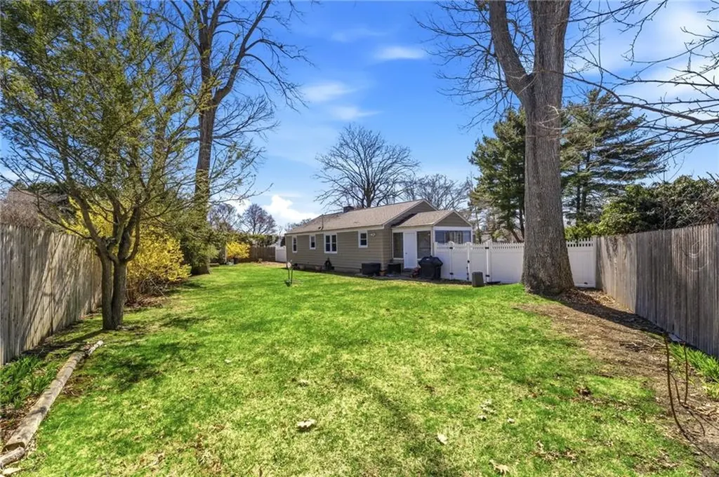 9 Tophill Circle Cranston RI 02920