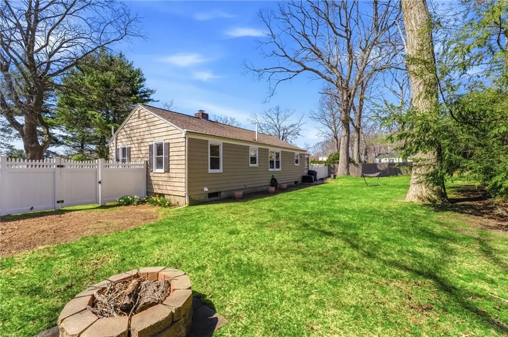 9 Tophill Circle Cranston RI 02920