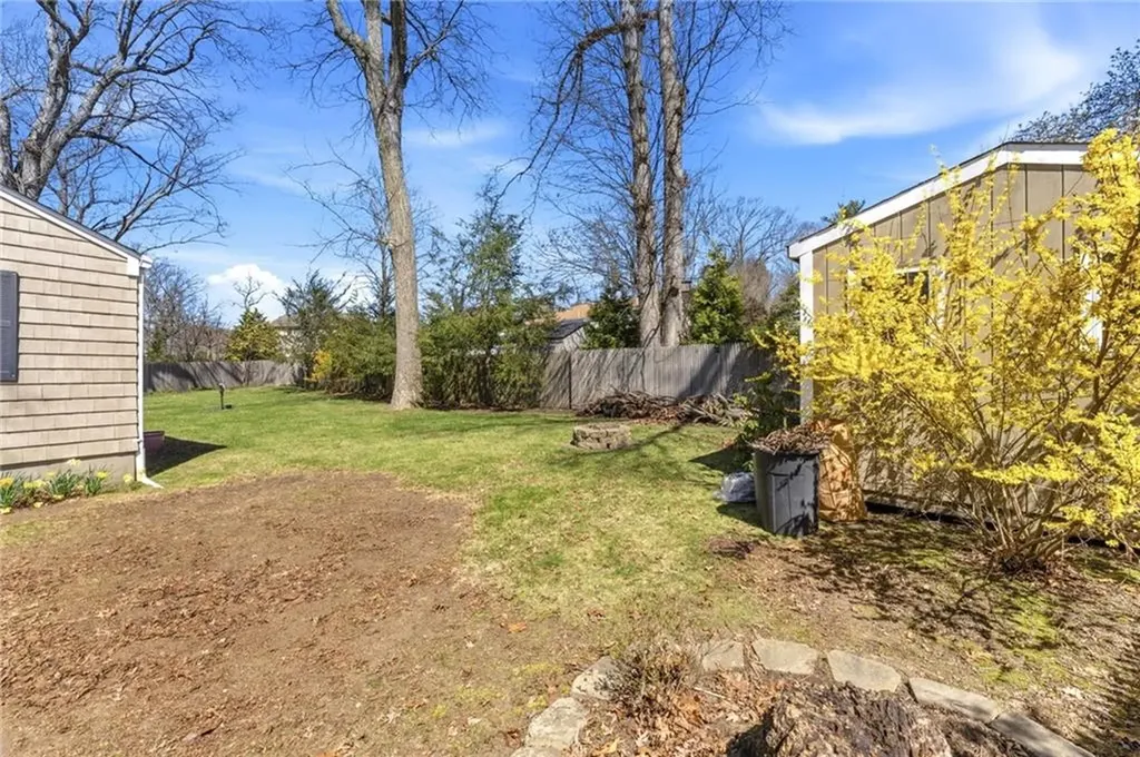 9 Tophill Circle Cranston RI 02920