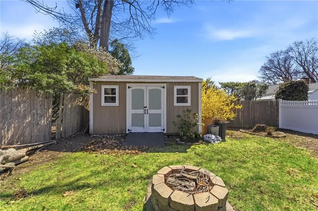 9 Tophill Circle Cranston RI 02920