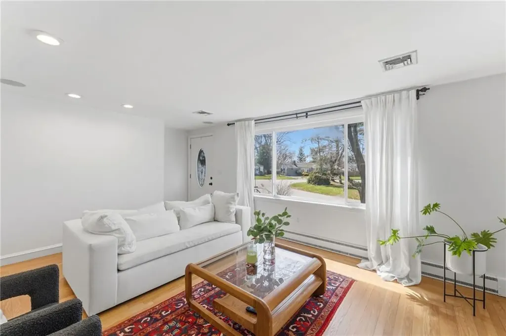 9 Tophill Circle Cranston RI 02920