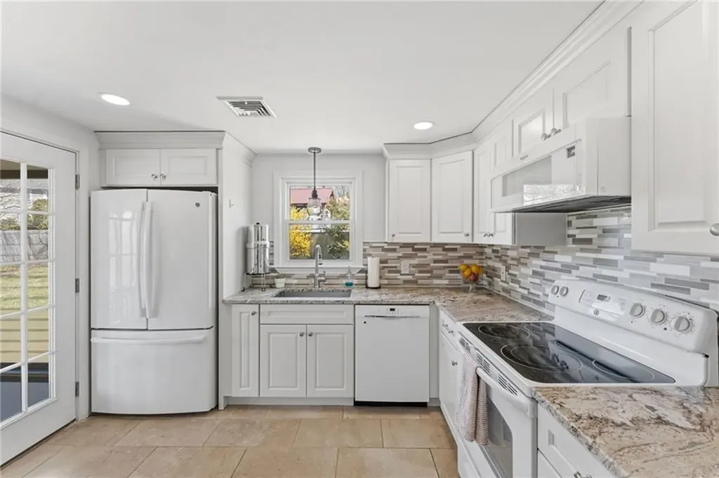 9 Tophill Circle Cranston RI 02920