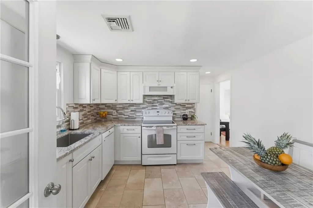 9 Tophill Circle Cranston RI 02920