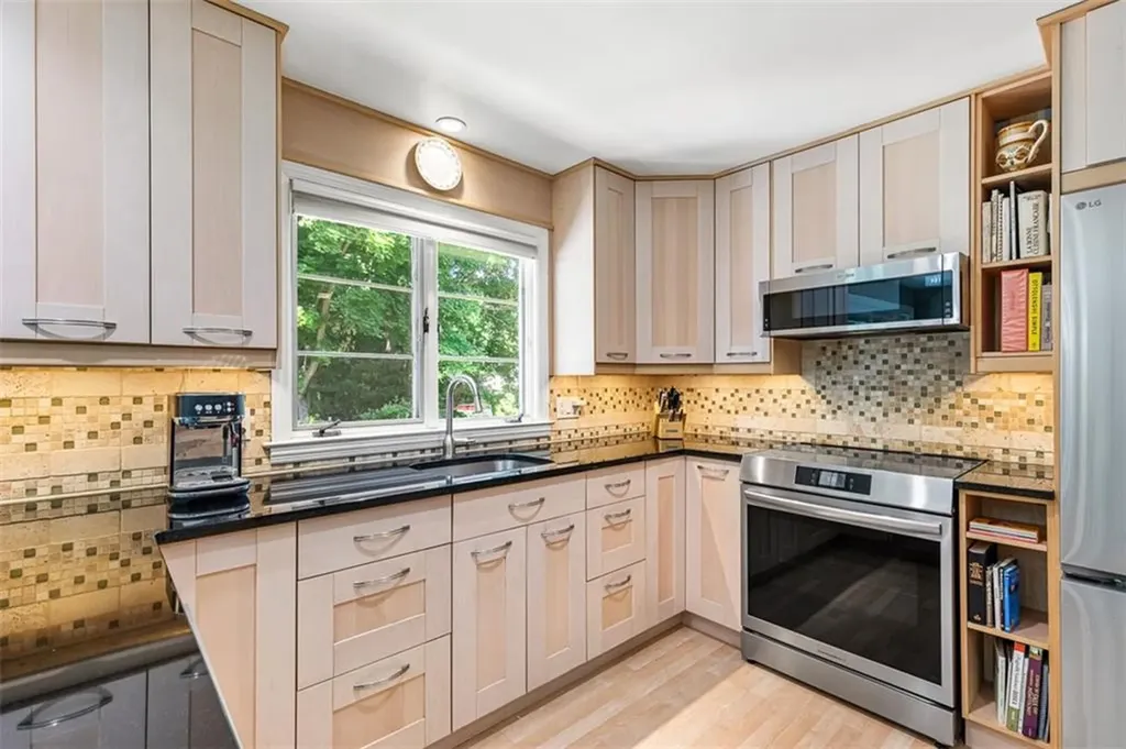 71 Primrose Hill Road Barrington RI 02806