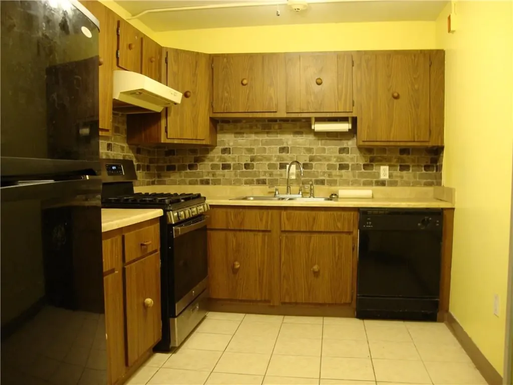 752 Quaker Lane Warwick RI 02818