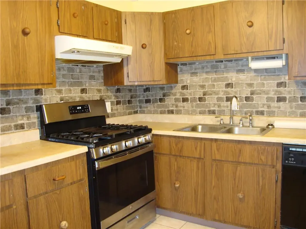 752 Quaker Lane Warwick RI 02818