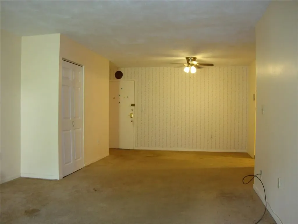 752 Quaker Lane Warwick RI 02818