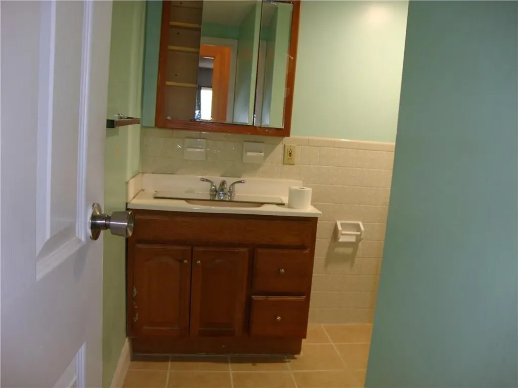752 Quaker Lane Warwick RI 02818