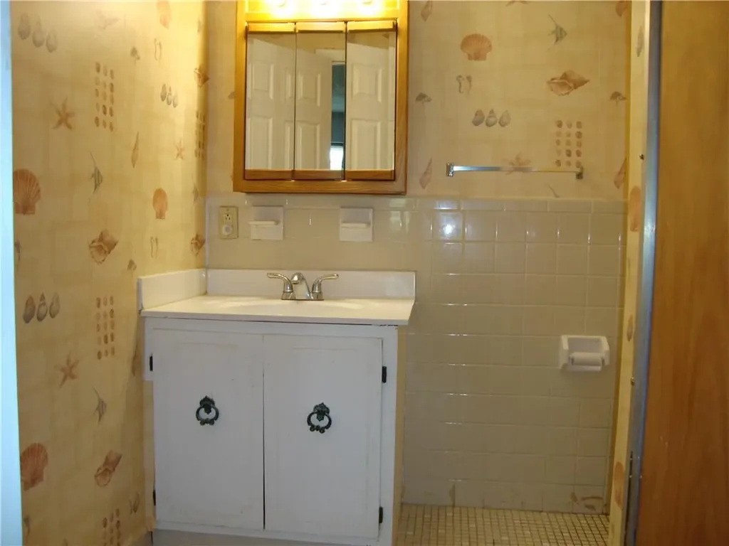 752 Quaker Lane Warwick RI 02818