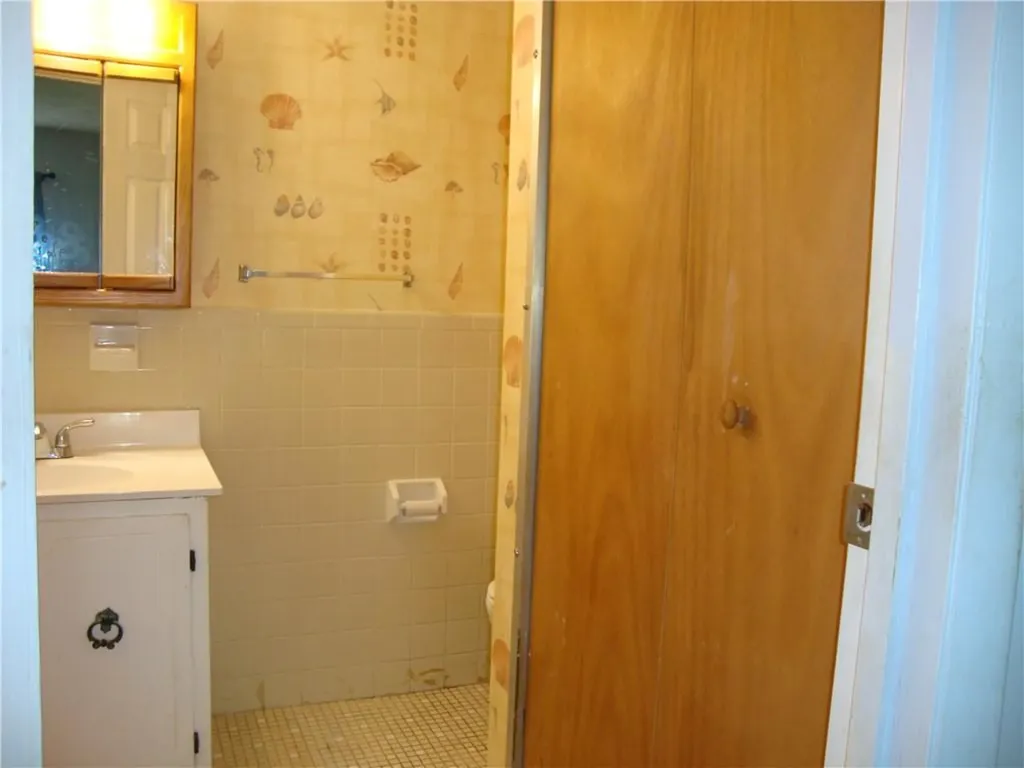 752 Quaker Lane Warwick RI 02818