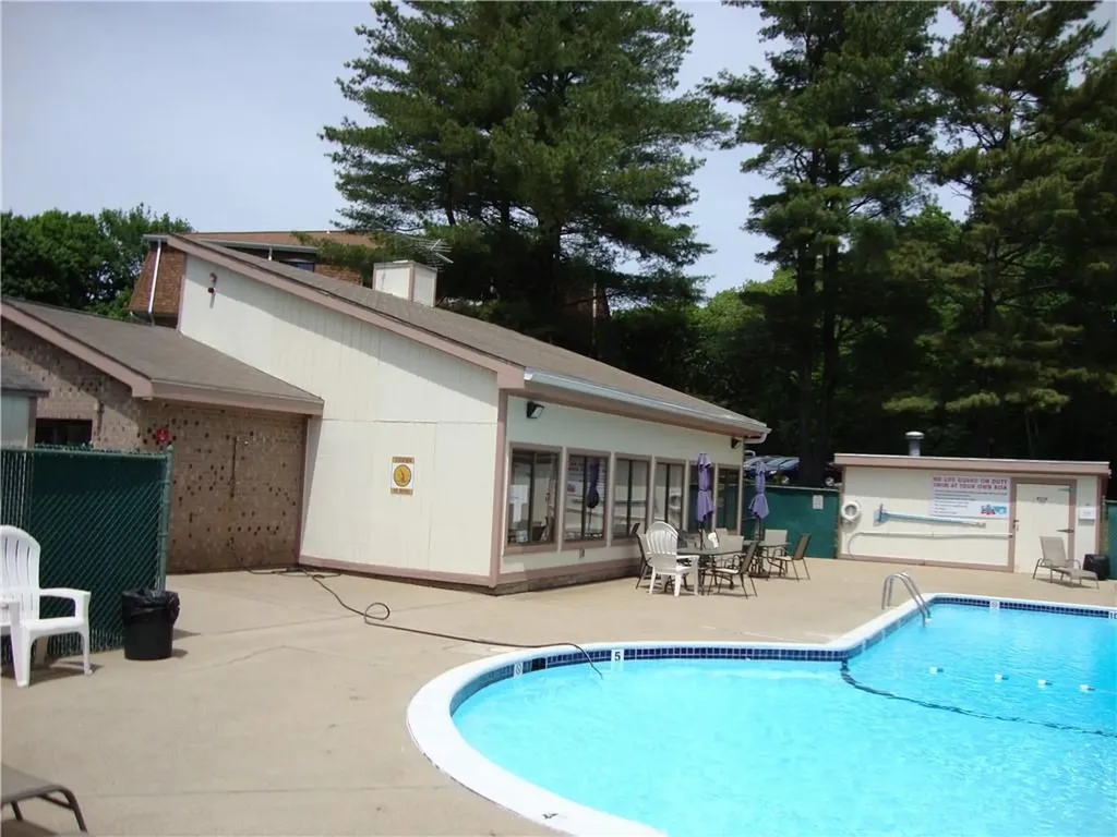 752 Quaker Lane Warwick RI 02818