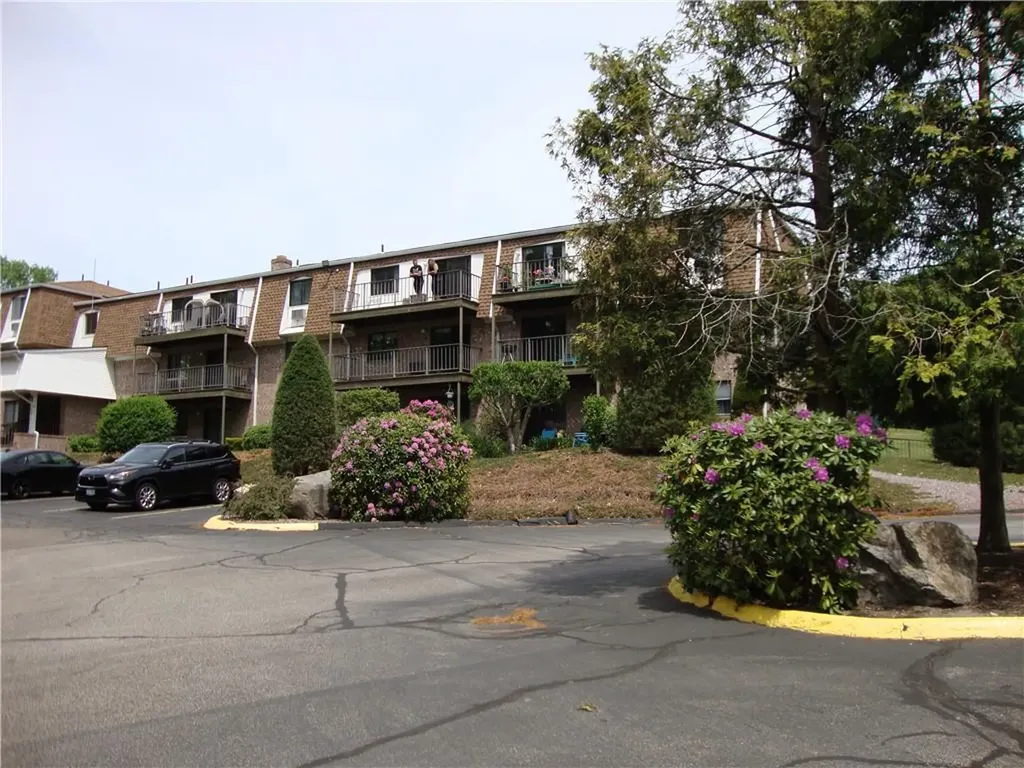 752 Quaker Lane Warwick RI 02818