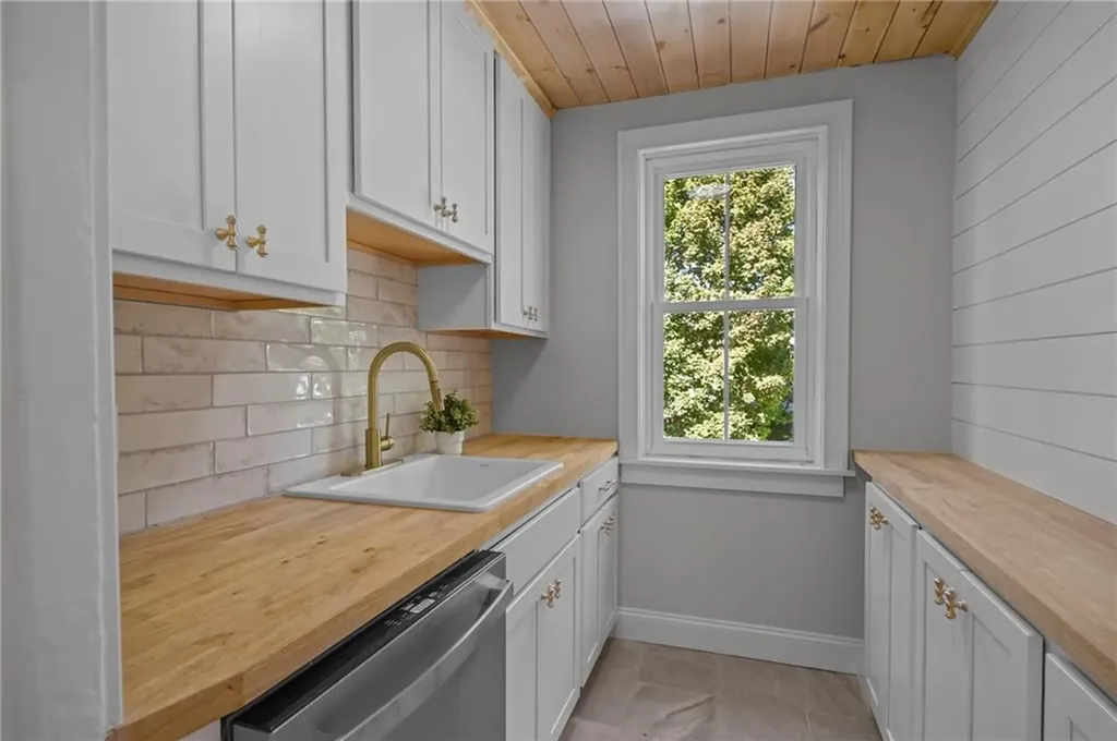 243 Maple Avenue Barrington RI 02806