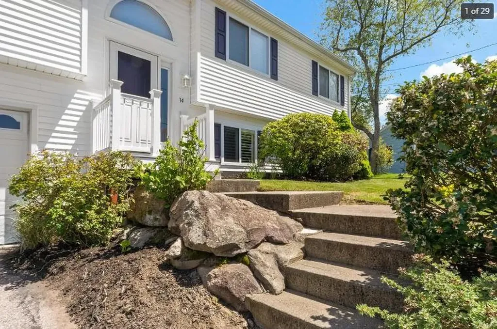 14 Lakeview Drive Narragansett RI 02882