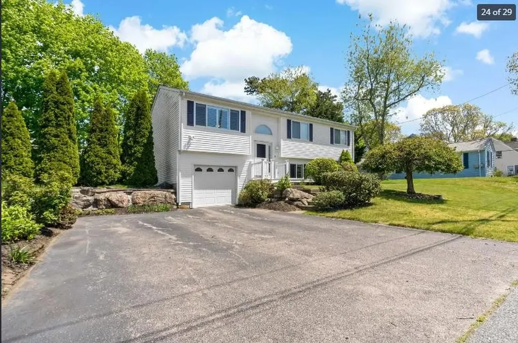 14 Lakeview Drive Narragansett RI 02882