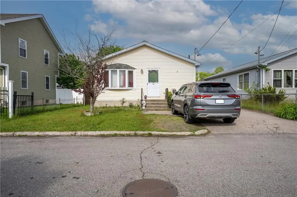 102 Kenmore Street Pawtucket RI 02861