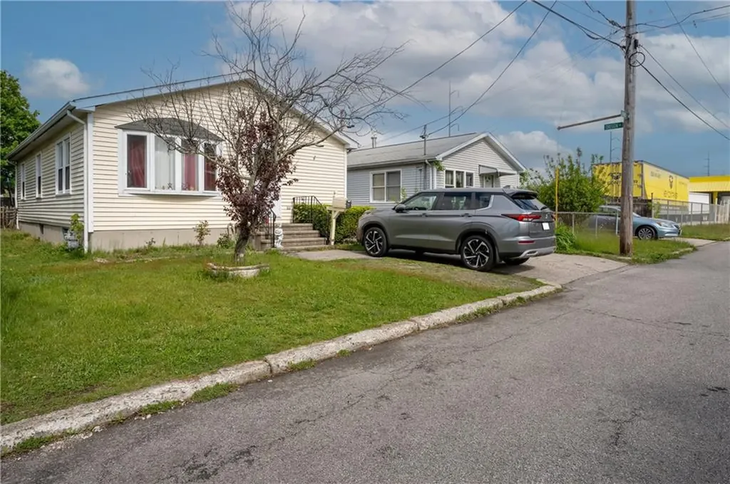 102 Kenmore Street Pawtucket RI 02861