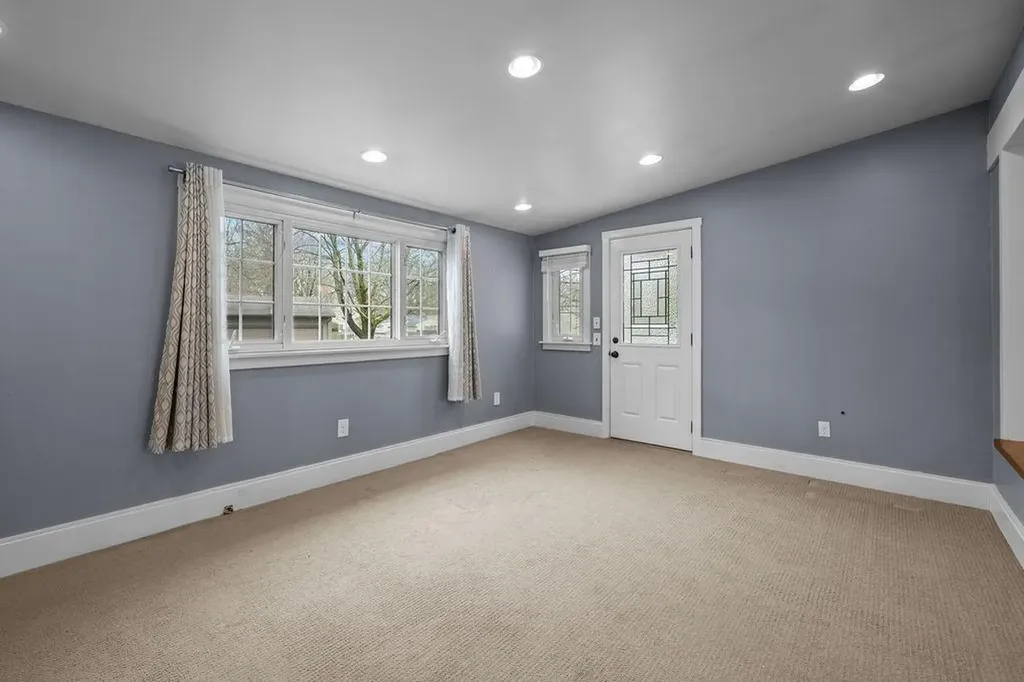 111 Verndale Street Warwick RI 02889