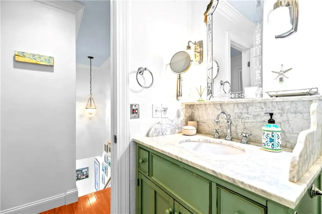 97 Narragansett Avenue Newport RI 02840