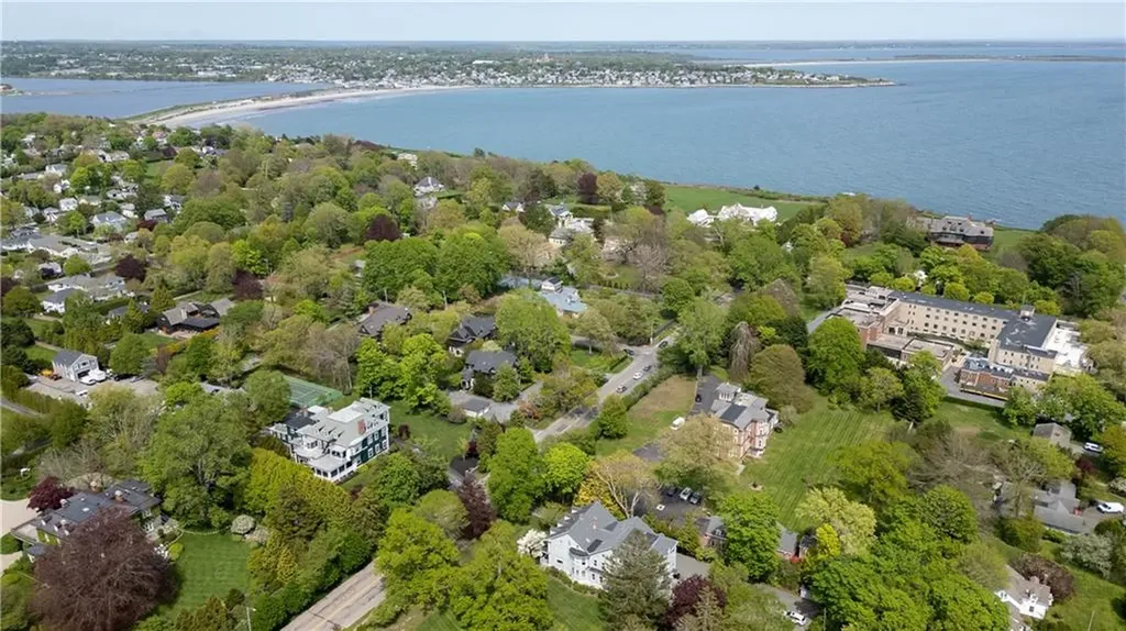 97 Narragansett Avenue Newport RI 02840