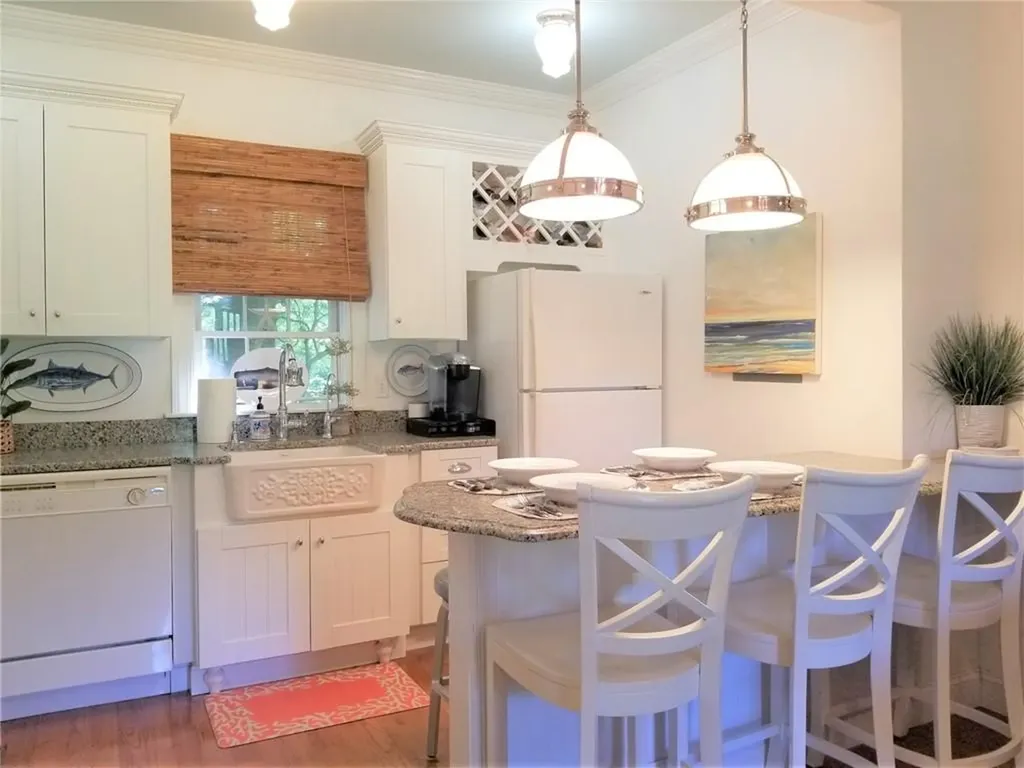 97 Narragansett Avenue Newport RI 02840
